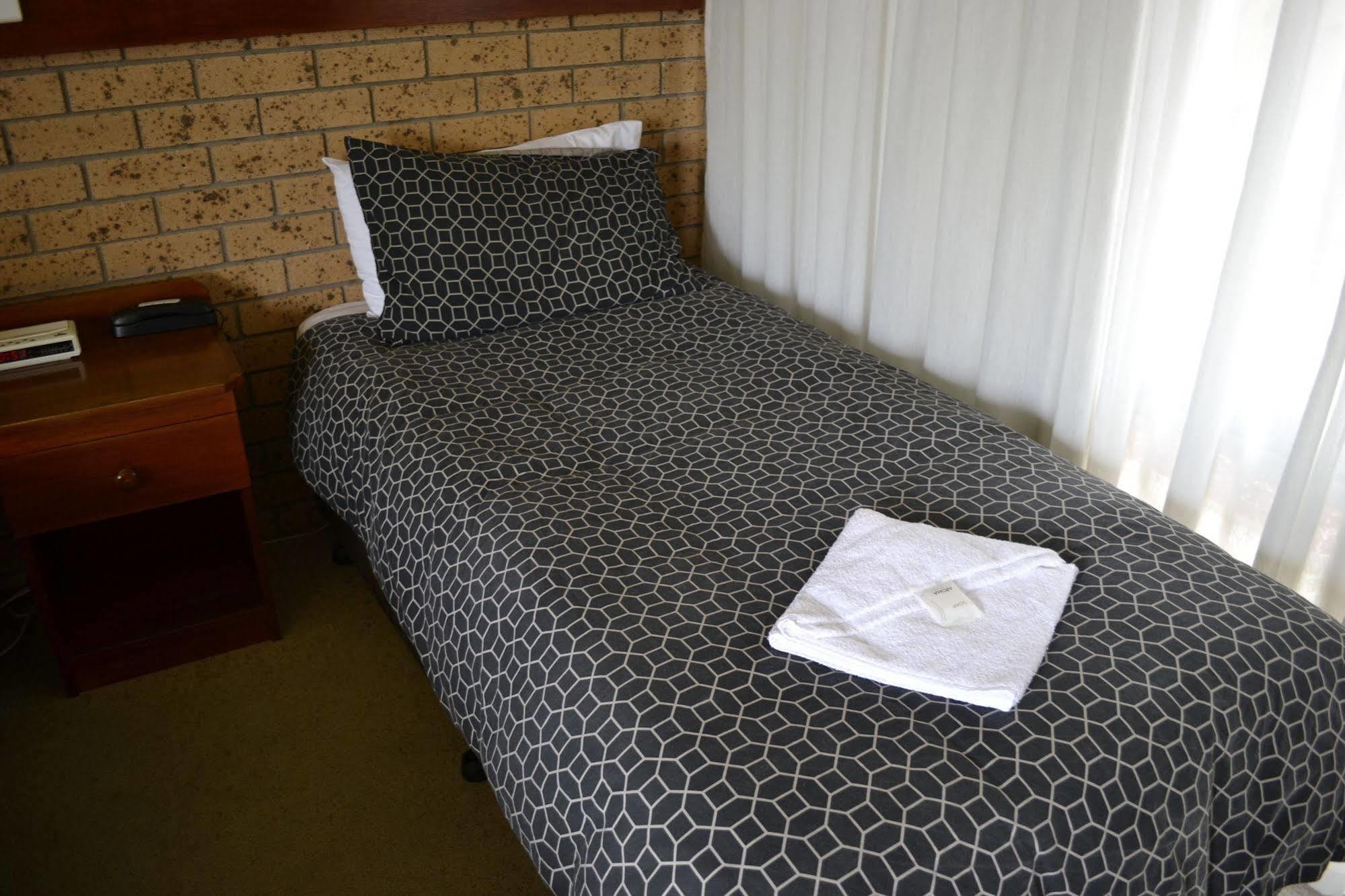 Colac Mid City Motor Inn Exteriör bild